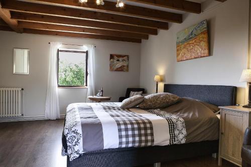 1 dormitorio con 1 cama con manta a cuadros en Luxury B&B Maison à votre Santé, in Bordeaux wine region, en Savignac-de-Duras