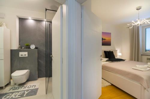 een badkamer met een bed en een toilet in een kamer bij Apartment Marica in Pula
