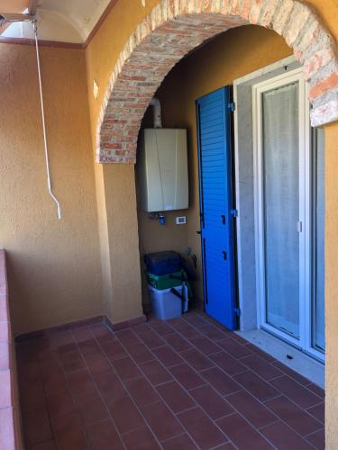 an entrance to a room with a blue door at Casa Vacanze Sunflower in Carrara