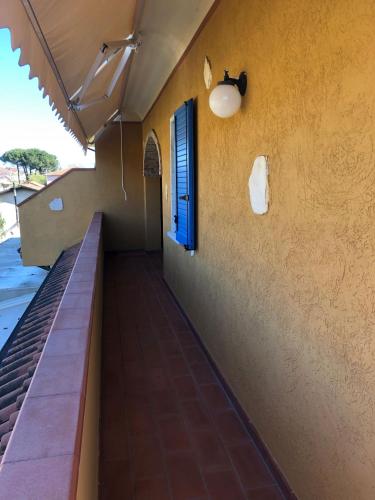 a hallway of a house with a window at Casa Vacanze Sunflower in Carrara