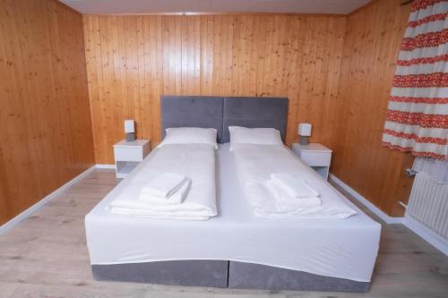 Una cama o camas en una habitación de Haus Slalom