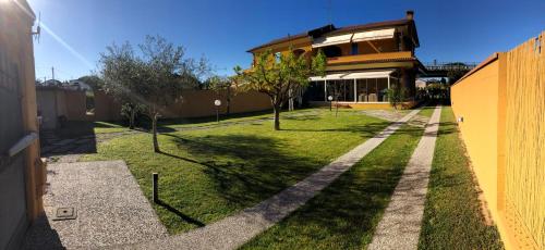a view of a yard with a house at Casa Vacanze Sunflower in Carrara