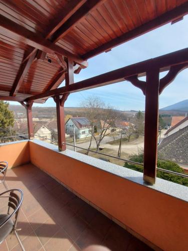 - une vue depuis le balcon d'une maison dans l'établissement Szepi Fogadó Szendehely, à Szendehely
