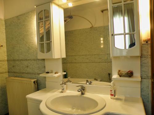 A bathroom at NATURE GUEST HOUSE KASTRAKI