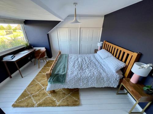 Кровать или кровати в номере Island House