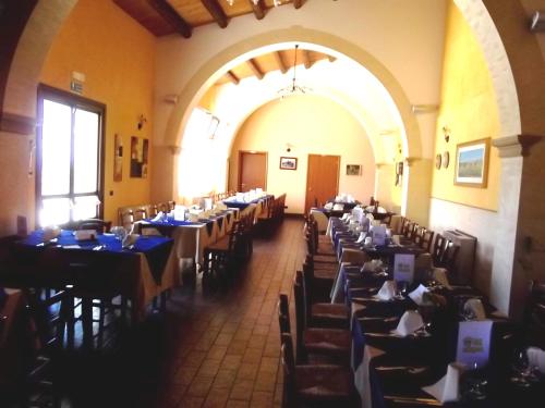 Agriturismo Valle di Chiaramonte tesisinde bir restoran veya yemek mekanı