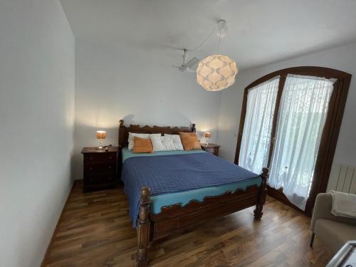 a bedroom with a bed and a large window at Villa Lorivita in Bevazzana