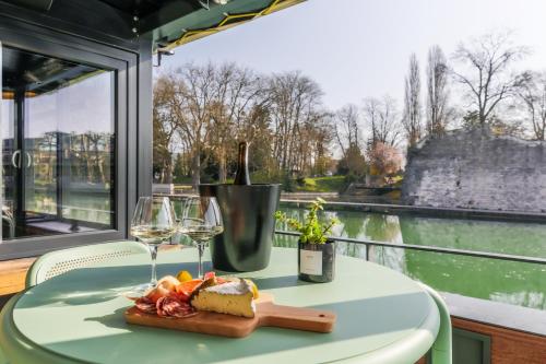 默茲河畔凡爾登的住宿－Savy Hôtel，一张桌子,上面放着一盘食物和酒杯