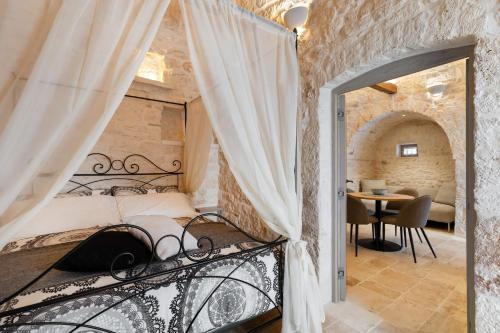 1 dormitorio con 1 cama y 1 mesa en una habitación en Suite21 - The Trulli Experience en Alberobello