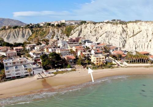 an aerial view of a beach with houses and cliffs at Giardino sul Mare in Realmonte