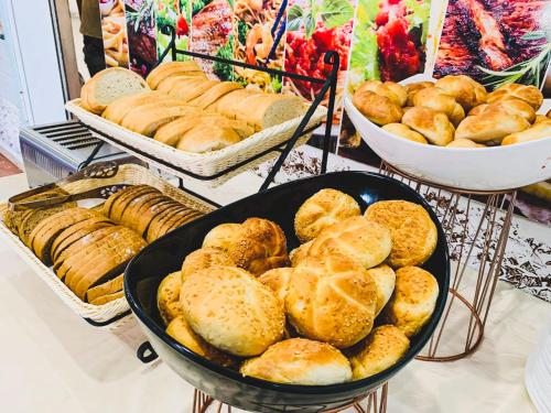 un mucchio di pane e dolci su un tavolo di Arapya Resort ad Arapya