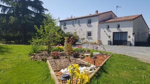 Κήπος έξω από το La Grange d'Hélène