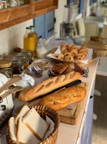 einen Tisch mit vielen verschiedenen Brotsorten in der Unterkunft CAMPING GALLINA VARJA in Sotta