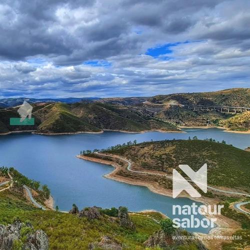 an aerial view of a lake in the mountains at Anjú-Pardal in Mogadouro