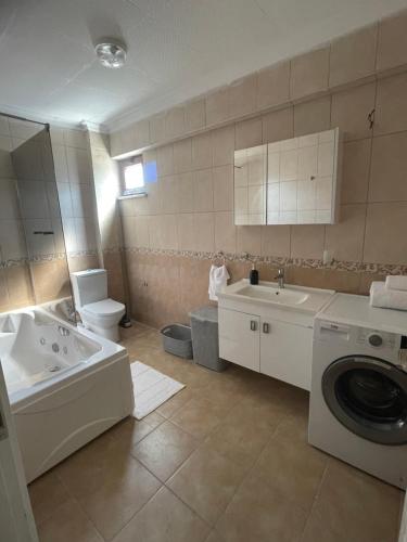 Ένα μπάνιο στο Sultan Villa, Merkez Mahallesi Dogu Sirti Caddesi Sultan Sitesi H-2