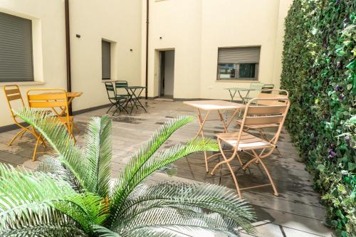 a patio with chairs and tables and plants at Zamora Suites Central in Zamora