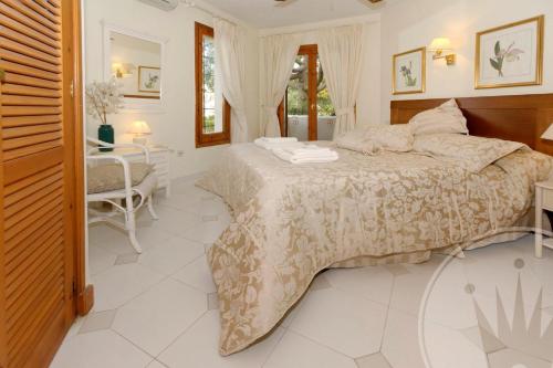 1 dormitorio con 1 cama, mesa y sillas en La Manga Club Resort - El Rancho 357, en Atamaría