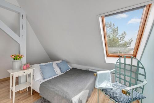 ソポトにあるGrand Apartments - Happy Loft Apartmentの小さなベッドルーム(ベッド1台、窓付)