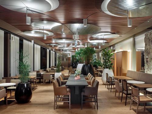 Ein Restaurant oder anderes Speiselokal in der Unterkunft NH Collection Olomouc Congress 