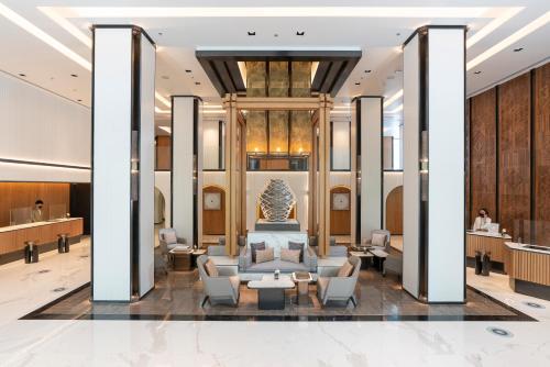 eine Lobby eines Hotels mit Sofas und Tischen in der Unterkunft Melia Chiang Mai in Chiang Mai