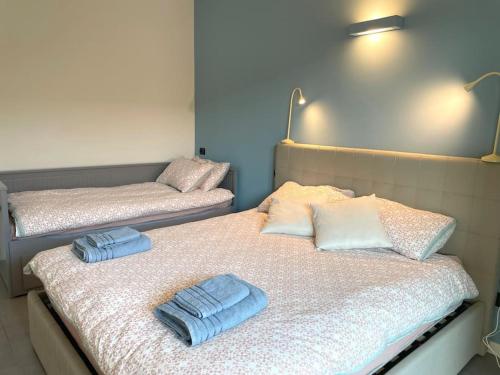Dos camas en una habitación con toallas. en CITY CENTER - Modern flat with FREE PARKING and WIFI - Apt A, en Bérgamo
