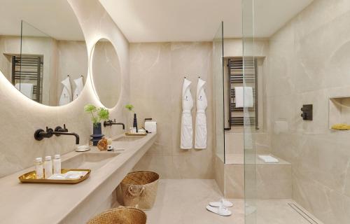 Bathroom sa Seafield Hotel & Spa Resort