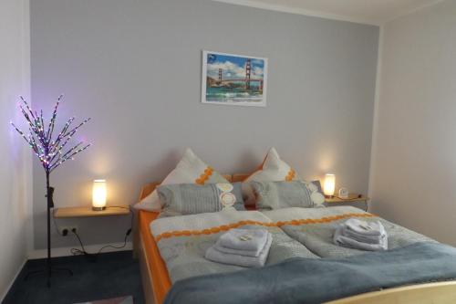 een slaapkamer met een bed met handdoeken erop bij Ferienwohnung Simon in Braunlage