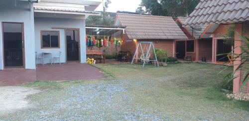 Jardín al aire libre en Khai Mook Homestay