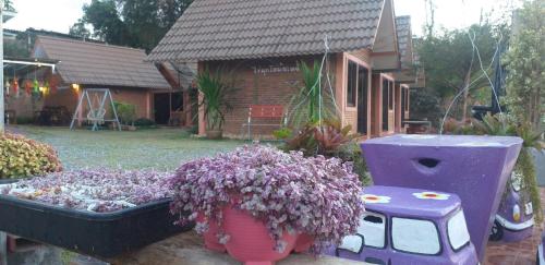 Jardín al aire libre en Khai Mook Homestay