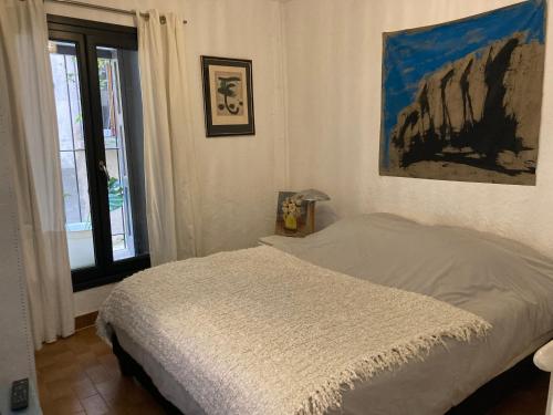 - une chambre avec un lit et une fenêtre dans l'établissement La suite Galerie d'ART, à Céret