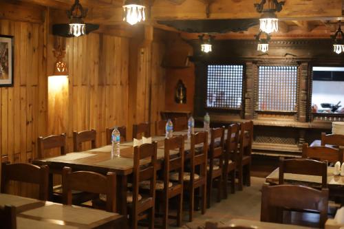 ein Esszimmer mit einem langen Tisch und Stühlen in der Unterkunft Indrayani Boutique Hotel & Cafe in Bhaktapur