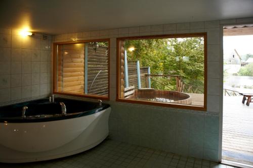 Ванна кімната в Suurejõe Holiday Center