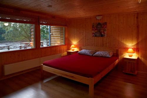 Un pat sau paturi într-o cameră la Suurejõe Holiday Center