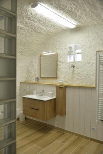 un baño con lavabo y espejo en Au Grand Bonheur, en Bessèges