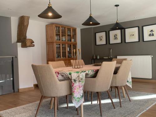 a dining room with a table and chairs at L’En Vert du Monde in Saint-Boil