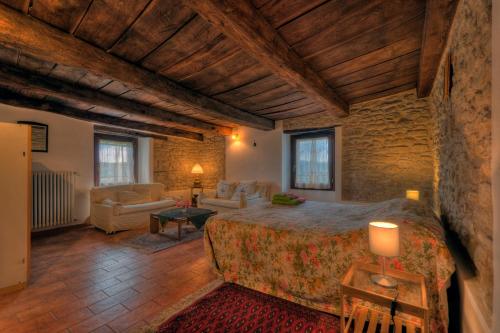 1 dormitorio con 1 cama grande y sala de estar en Castello Montesasso, en Mercato Saraceno
