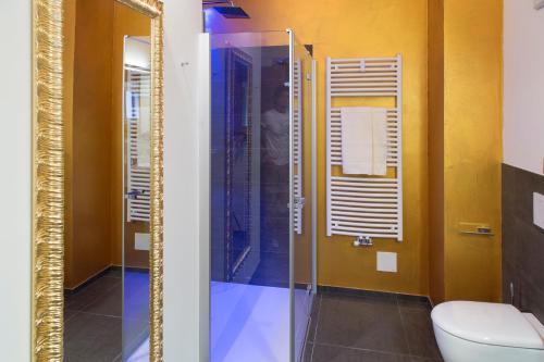 a bathroom with a toilet and a glass shower at Mountainlodge Luxalpine in San Vigilio Di Marebbe