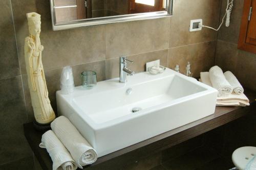 a white sink in a bathroom with towels at Bed and Breakfast Flumen in Gorizia