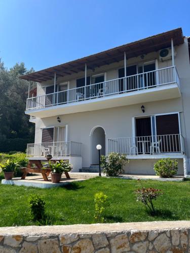 Κήπος έξω από το Ilias Apartments Dassia By Hotelius
