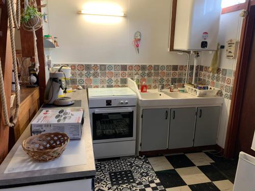 Il comprend une petite cuisine équipée d'une cuisinière et d'un évier. dans l'établissement Chalet de vacances au bord de mer VER SUR MER, à Ver-sur-Mer