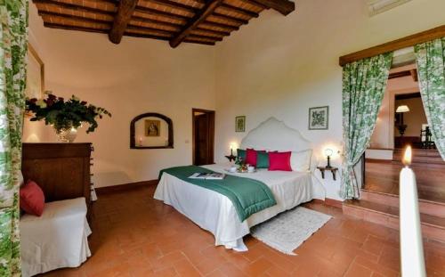 Postelja oz. postelje v sobi nastanitve Elegant Villa wing of Castello di Cacchiano by VacaVilla