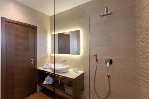 ein Bad mit einem Waschbecken und einer Dusche in der Unterkunft Villa Fortis B&B in Trogir