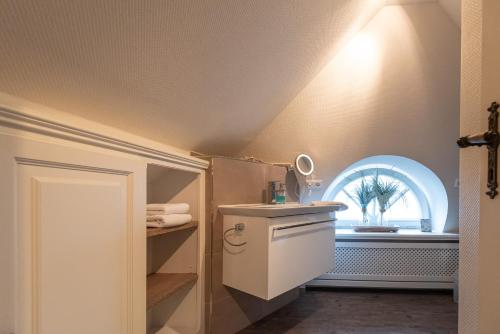 La salle de bains est pourvue de toilettes et d'une fenêtre. dans l'établissement Haus Borelör Whg 2 OG, à Westerland