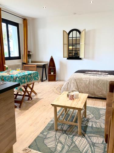 un salon avec un lit et une table dans l'établissement Stud West, à Lorient