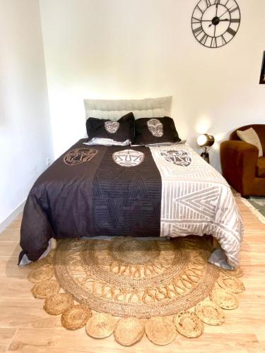 une chambre avec un grand lit avec un tapis dans l'établissement Stud West, à Lorient