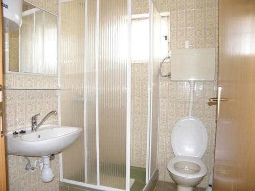 bagno con servizi igienici e lavandino di Apartments Srećko - close to center with terrace a Kukljica (Cuclizza)