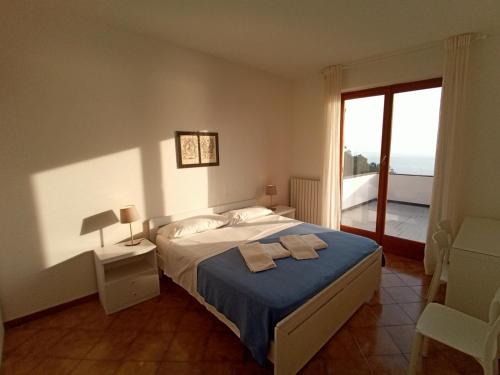 Una cama o camas en una habitación de Casa Orchidea - Vista Mare meravigliosa