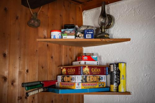 una pila de libros sentados en un estante en una pared en Marko's eco cabin en Bled