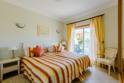 a bedroom with a bed and a sliding glass door at Casa Sunny Days - Boavista Resort in Lagos