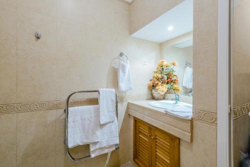 a bathroom with a sink and a mirror at Casa Sunny Days - Boavista Resort in Lagos